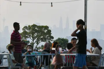 MASIH JEREBU: Pemandangan ibu kota pada lewat petang Ahad akibat situasi berjerebu dengan Bacaan Indeks Pencemaran Udara (IPU) 157.