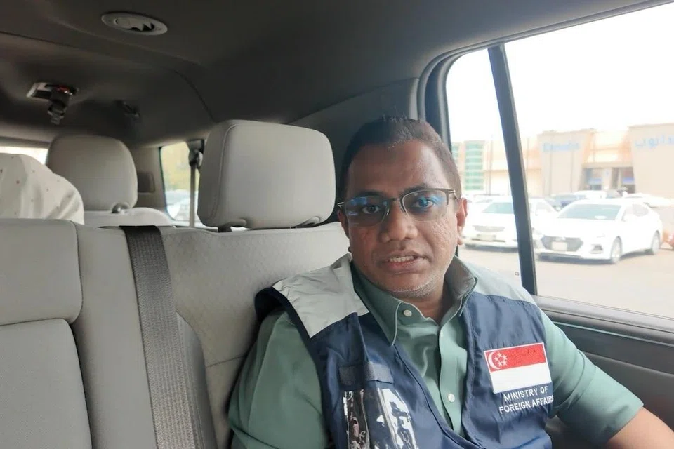 Anggota pasukan respons konsular, Encik Muhamad Faizal Abdul Rahim, yang terlibat dalam operasi penghantaran balik rakyat Singapura dari Jeddah, Arab Saudi, telah menempuh perjalanan selama 26 jam mengikuti pelajar Singapura menaiki bas dari Amman, Jordan ke Jeddah supaya mereka dapat menaiki pesawat pulang ke Singapura dengna selamat.