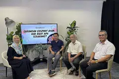 USAH BURU-BURU BELI AYAM: Inilah nasihat yang dikongsikan para panelis dalam satu perbincangan Facebook anjuran Berita Harian menyusuli larangan terhadap eksport ayam oleh negara jiran, Malaysia. Perbincangan dihoskan (dari kiri) Shahida Sarhid dan disertai oleh Encik Faizal Wahyuni, Encik Hashim Abbas dan Encik Azhar Mohd Salleh. - Foto BH oleh HAZIRAH NURFITRAH