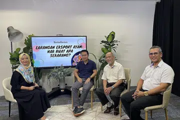 USAH BURU-BURU BELI AYAM: Inilah nasihat yang dikongsikan para panelis dalam satu perbincangan Facebook anjuran Berita Harian menyusuli larangan terhadap eksport ayam oleh negara jiran, Malaysia. Perbincangan dihoskan (dari kiri) Shahida Sarhid dan disertai oleh Encik Faizal Wahyuni, Encik Hashim Abbas dan Encik Azhar Mohd Salleh. - Foto BH oleh HAZIRAH NURFITRAH