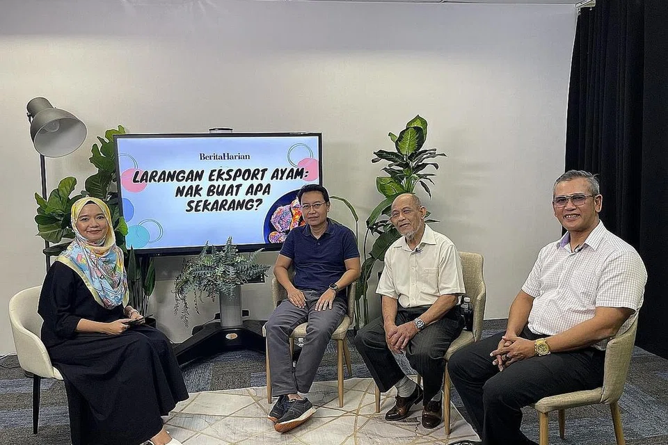 USAH BURU-BURU BELI AYAM: Inilah nasihat yang dikongsikan para panelis dalam satu perbincangan Facebook anjuran Berita Harian menyusuli larangan terhadap eksport ayam oleh negara jiran, Malaysia. Perbincangan dihoskan (dari kiri) Shahida Sarhid dan disertai oleh Encik Faizal Wahyuni, Encik Hashim Abbas dan Encik Azhar Mohd Salleh. - Foto BH oleh HAZIRAH NURFITRAH