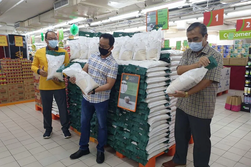 (Dari kiri) Encik Ronnie Faizal Tan, Naib Presiden (Operasi) HAO Mart Pte Ltd, Encik Farid Hamzah, Pengarah Komunikasi Korporat dan Pembangunan Sumber PPIS dan Encik Mohamed Khair bin Mohamed Noor, Ketua Pegawai Eksekutif SuChi Success Initiatives Pte Ltd dengan beras CHAOO. - Foto PPIS