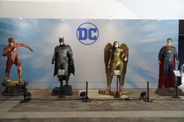 DUNIA DC: Peminat DC boleh bergambar dengan patung adiwira DC seperti (dari kiri) The Flash, Batman, Wonder Woman dan Superman pada acara sambutan ulang tahun ke-100 Warner Bros yang diadakan di Sentosa.