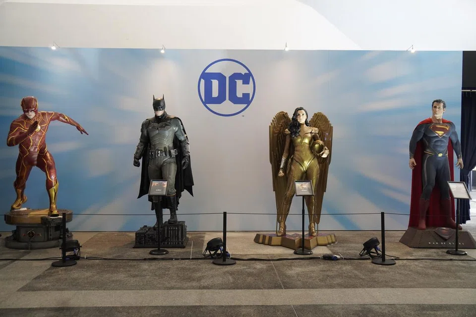 DUNIA DC: Peminat DC boleh bergambar dengan patung adiwira DC seperti (dari kiri) The Flash, Batman, Wonder Woman dan Superman pada acara sambutan ulang tahun ke-100 Warner Bros yang diadakan di Sentosa.