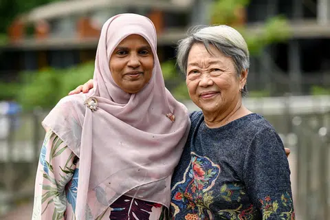 Cik Asiah Mohd Hanifa, 60 tahun, bersama rakannya, Cik Chen Yi Ru, 80 tahun, di Kolam Pang Sua pada 2 Disember. Mereka berdua berkenalan semasa program Pusat Penuaan Aktif (AAC) yang sebelum ini terletak di Poliklinik Bukit Panjang. 