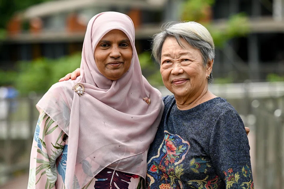 Cik Asiah Mohd Hanifa, 60 tahun, bersama rakannya, Cik Chen Yi Ru, 80 tahun, di Kolam Pang Sua pada 2 Disember. Mereka berdua berkenalan semasa program Pusat Penuaan Aktif (AAC) yang sebelum ini terletak di Poliklinik Bukit Panjang. 