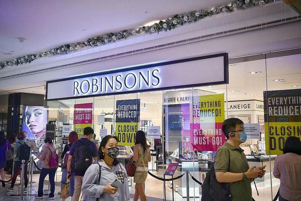  GULUNG TIKAR: Gedung beli-belah Robinsons ditutup setelah lebih 160 tahun beroperasi di Singapura. - Foto fail
