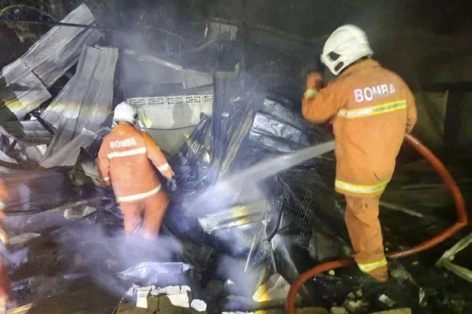 Anggota bomba memadam kebakaran membabitkan sebuah rumah yang didiami enam sekeluarga di Kampung Seberang Pekan, Baling malam Ahad. 