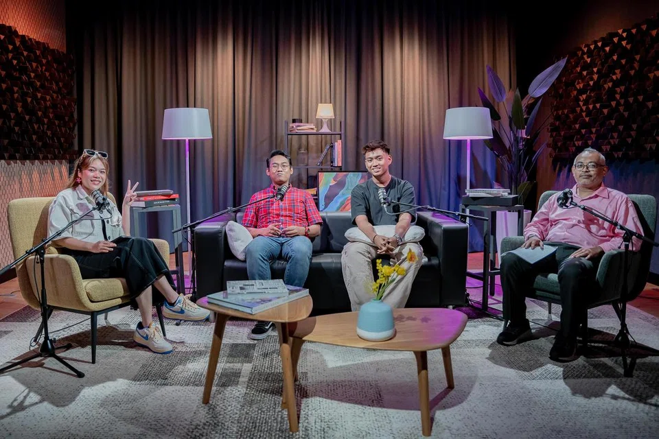 (Dari kiri) Hos undangan No Tapis yang juga pempengaruh, Cik Pamela Lee Nur Shuhadah, bersama tetamunya, Encik Danial Iskandar Azeman, Encik Muhammad Aqil Danish Helmi dan Encik Shaikh Loqman Shaikh Hasan dalam Episod 3 yang mengupas peranan penting keluarga. 