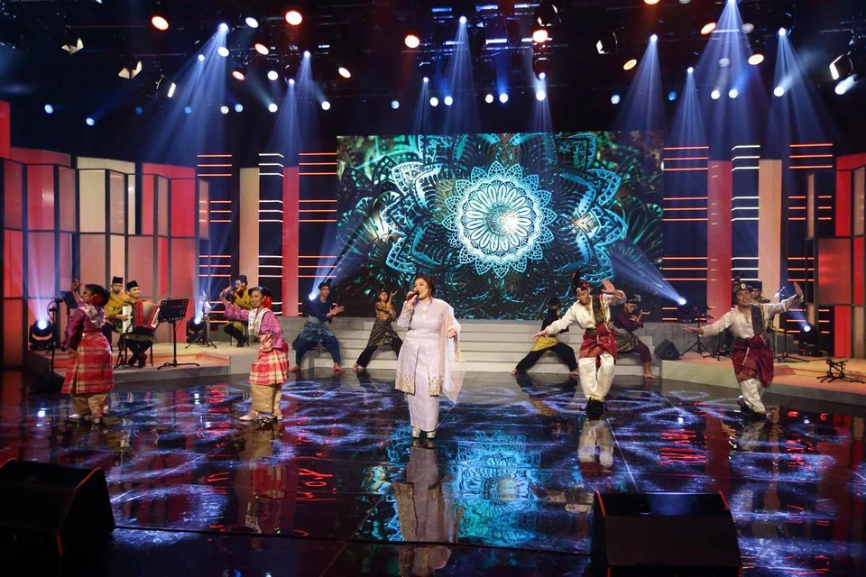 PELANCARAN BULAN BAHASA: Antara makna lancar ialah merasmikan atau memulakan sesuatu seperti pelancaran bulan bahasa yang penuh warna-warni.