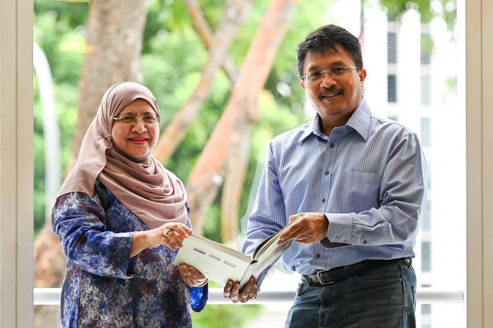 JEJAKI ASAL KETURUNAN: Sharifah Zahra Syed Junied Aljunied dan Encik Sarafian Salleh merupakan antara penulis buku kelima terbitan Persatuan Genealogi Singapura (GSS) dan Kelab Goh Loo, ‘12 Family Histories – A Tapestry Of Singapore’s Multicultural Legacy’ yang dilancarkan pada 23 September bagi menyusur sejarah masyarakat Arab dan Bugis di Singapura.