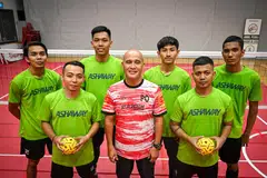 BERJUANG HABIS-HABISAN: Jurulatih pasukan lelaki sepak takraw nasional, Padzli Othman (tengah), bersama pemain yang bakal beraksi di Sukan Asia Hangzhou. Mereka adalah (barisan pertama, dari kiri) Umar Mohtar, Ramli Sa’ari, (barisan kedua, dari kiri) A’fif Safiee, Irfain Zurkanaen, Yusof Hasli dan Asy-syariq Khalid.