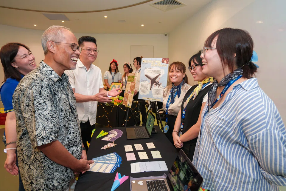 Pelajar dari Politeknik Singapura (SP) berkongsi dengan Menteri Pembangunan Sosial dan Keluarga, Encik Masagos Zulkifli, tentang satu projek yang menyokong kesejahteraan belia dan penjaga, sebagai sebahagian daripada kerjasama dengan “Grovve”.
