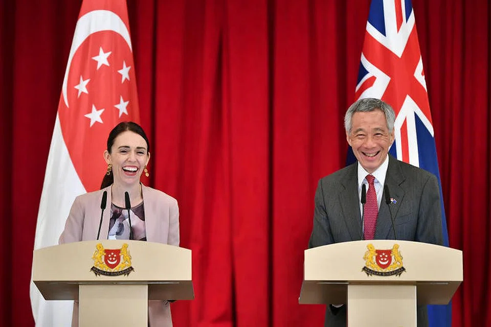 (Dari kiri) Perdana Menteri New Zealand Jacinda Ardern bersama Perdana Menteri Lee Hsien Loong dalam lawatan rasminya ke Singapura pada 17 Mei tahun lalu. - Foto FAIL ST