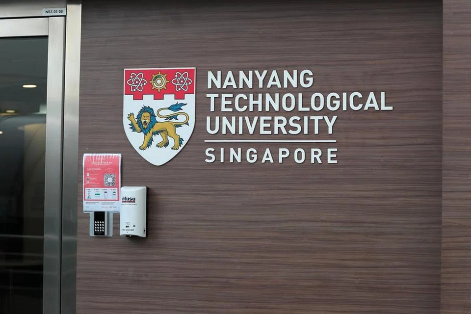 Ketiga-tiga pelajar yang mendaftar dalam modul tersebut telah menerima gred sifar untuk esei yang sama pada April lalu.