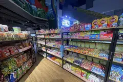 BERANEKA SNEK: Pelbagai makanan lama, ada yang kini sukar didapati, dijual oleh Pengasas Nelly’s Retro Snacks, Cik Neli di tiga cawangan kendaliannya.