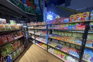 BERANEKA SNEK: Pelbagai makanan lama, ada yang kini sukar didapati, dijual oleh Pengasas Nelly’s Retro Snacks, Cik Neli di tiga cawangan kendaliannya.