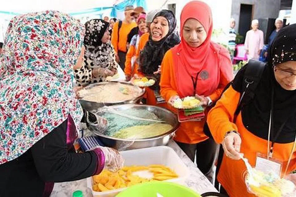 BERINTERAKSI WALAUPUN BAHASA BERBEZA: Peserta berinteraksi dengan penduduk tempatan di Masjid Madinah, Phuket. - Foto ikhsan PELAYARAN ISLAMIK 