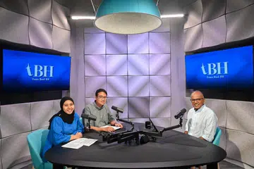 Menteri Ehwal Dalam Negeri merangkap Undang-Undang, Encik K. Shanmugam (kanan), berkongsi pandangannya tentang isu dadah di Singapura dalam vodcast tBH, atau ‘Temu Bual Berita Harian’, bersama hos, Timbalan Editor Berita, Encik Norman Sawi, dan Koresponden, Cik Nur Fathin Awalludin.