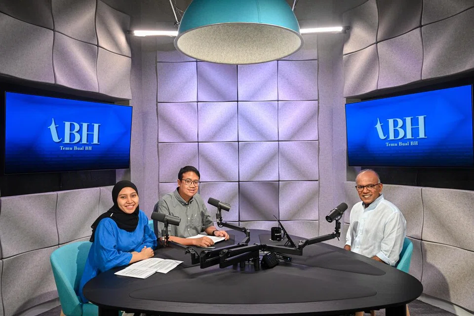 Menteri Ehwal Dalam Negeri merangkap Undang-Undang, Encik K. Shanmugam (kanan), berkongsi pandangannya tentang isu dadah di Singapura dalam vodcast tBH, atau ‘Temu Bual Berita Harian’, bersama hos, Timbalan Editor Berita, Encik Norman Sawi, dan Koresponden, Cik Nur Fathin Awalludin.
