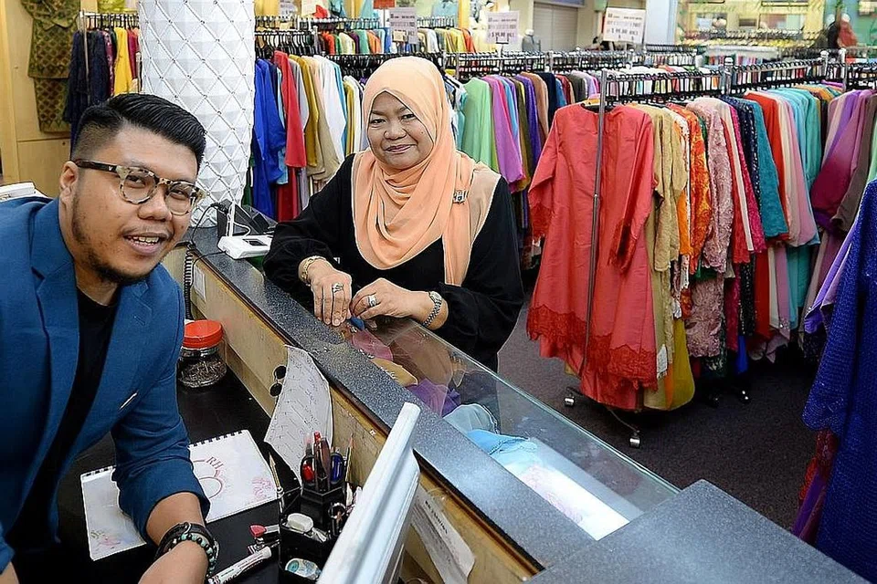 NIAGA BERTAHAN: Cik Roswati Kassim dan anaknya, Encik Hisyam Hasbullah, dapat mempertahankan perniagaan kerana kekal peka terhadap perubahan sekitaran perniagaan di samping mempelbagaikan niaga bagi menambah pendapatan. - Foto fail