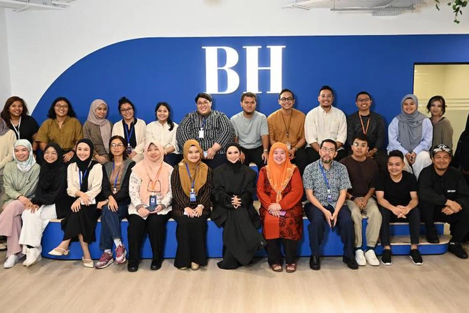 BERSAMA KAKITANGAN BERITA HARIAN: Aina Abdul dan pihak pengurusan serta kru promosi konsert mengunjungi pejabat Berita Harian (BH) untuk sesi wawancara podcast #NoTapis.