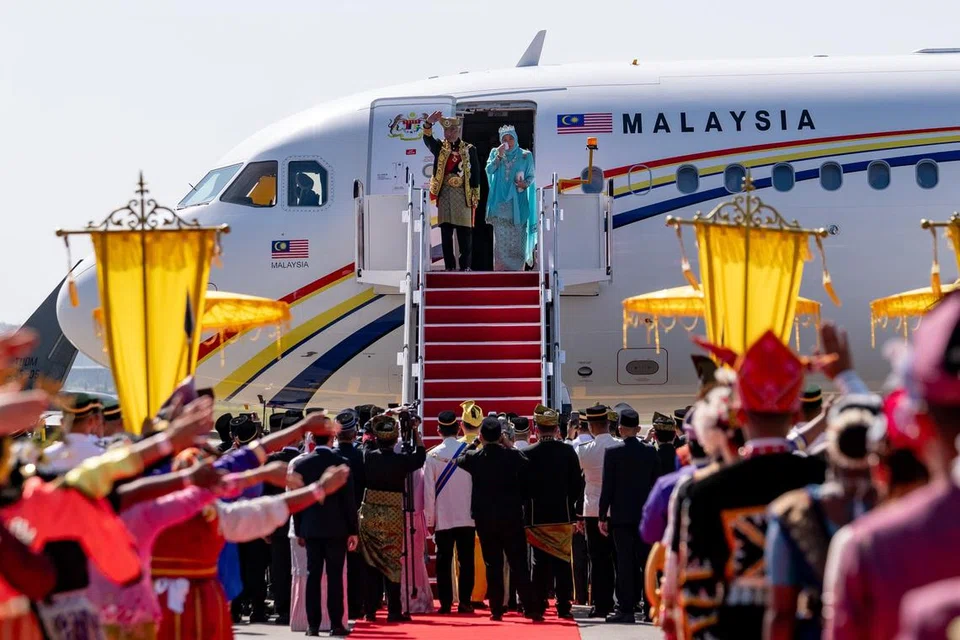 Yang di-Pertuan Agong Ke-16 Malaysia, Sultan Abdullah Ahmad Shah bersama Raja Permaisuri Agong, Tunku Azizah Aminah Maimunah Iskandariah melambai sebelum menaiki pesawat khas meninggalkan Lapangan Terbang Antarabangsa Kuala Lumpur untuk pulang ke Pahang.