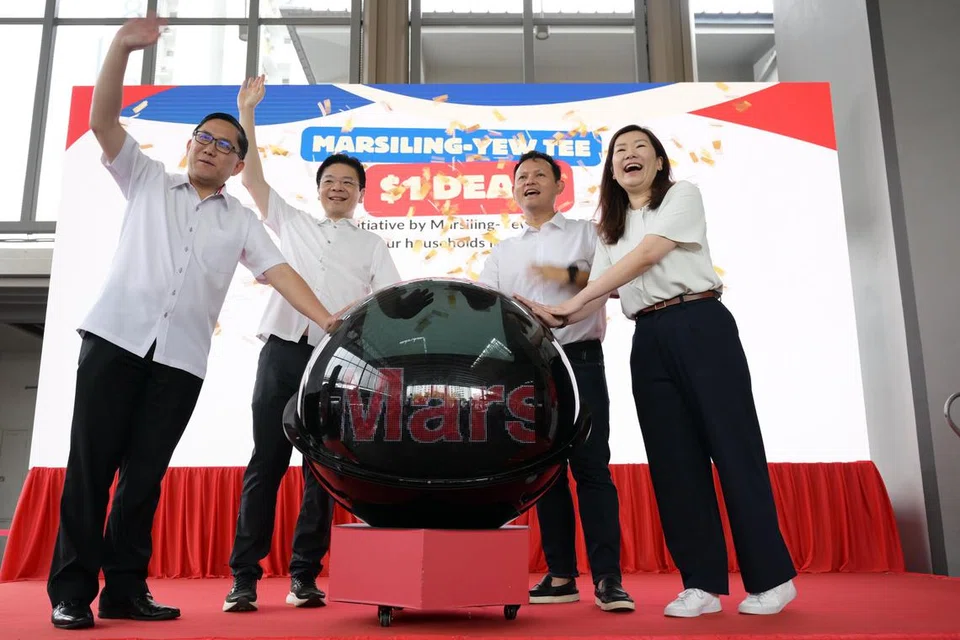 AP GRC Marsiling-Yew Tee (dari kiri) Encik Alex Yam; Perdana Menteri Lawrence Wong; Encik Zaqy Mohamad; Cik Hany Soh, melancarkan daya utama ‘Tawaran MY $1’ di 888 Plaza Atrium, Woodlands, pada 18 Januari. 