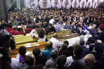 MANGSA TERORISME: Penganut Kristian Mesir berdiri mengelilingi keranda dan meratapi kematian mangsa serangan ganas yang berlaku di dua gereja sewaktu mereka menghadiri acara keagamaan di Gereja Ortodoks Koptik Mar Girgis di Bandar Delta Nil di Tanta, dan di Gereja St Marks di Iskandariah pada 9 April lalu. - Foto AFP