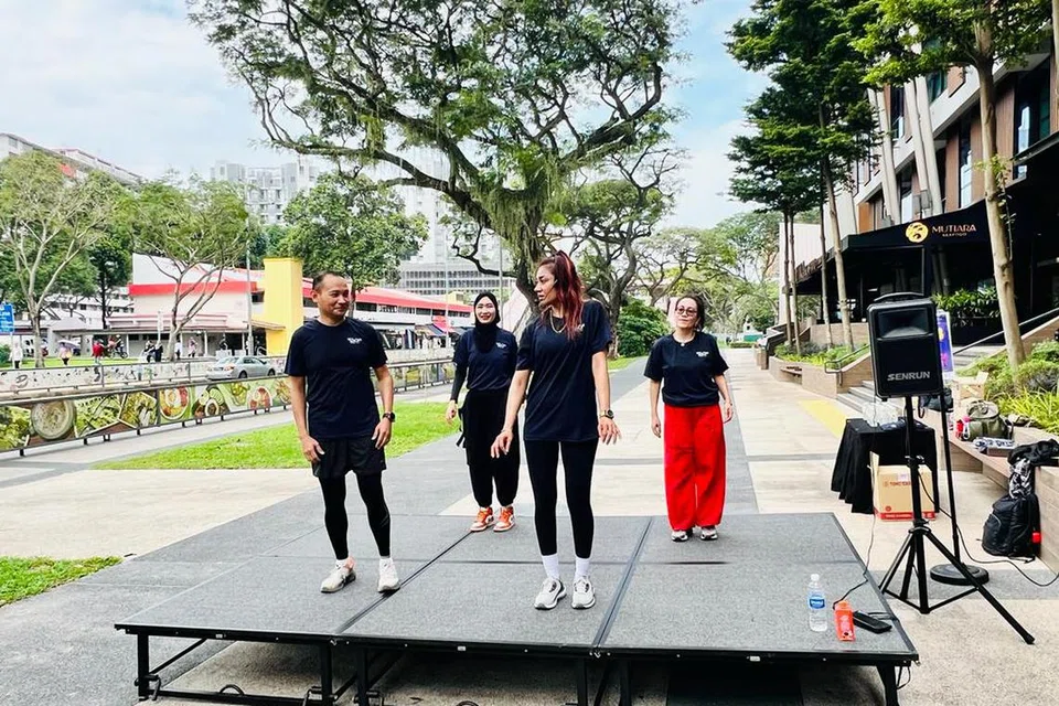 GAYA HIDUP YANG LEBIH AKTIF: Program senaman ‘zumba’ yang diadakan pada 14 Januari turut dihadiri Anggota Parlimen GRC Marine Parade, Encik Mohd Fahmi Aliman (kiri). Program itu dianjurkan oleh Jalur Budaya Geylang Serai dan bakal dijalankan sebulan sekali. 