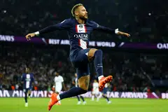 KEKAL BERPRESTASI TINGGI: Neymar dianggap sebagai salah seorang pemain bola sepak terbaik dunia, terutama sekali apabila beliau bersama kelab terkemuka Sepanyol, FC Barcelona.