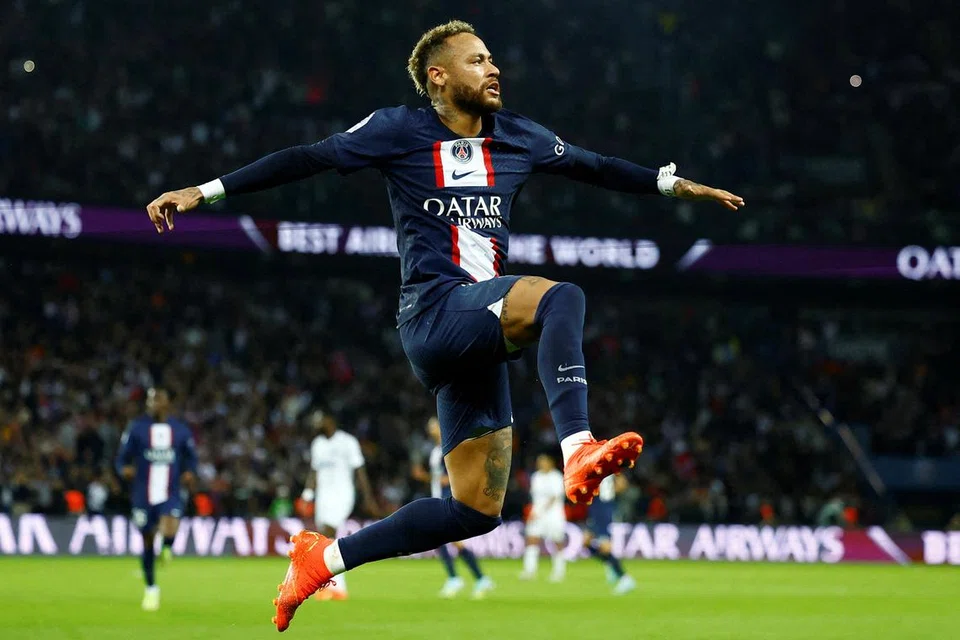 KEKAL BERPRESTASI TINGGI: Neymar dianggap sebagai salah seorang pemain bola sepak terbaik dunia, terutama sekali apabila beliau bersama kelab terkemuka Sepanyol, FC Barcelona.