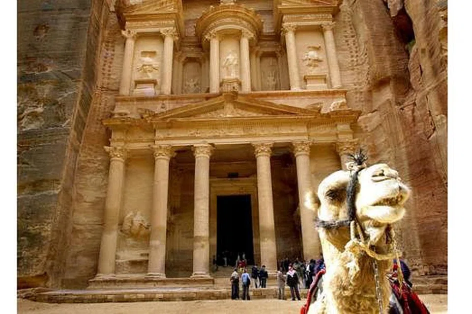 TERKENAL: Terletak 300 kilometer dari ibu negara Jordan, Amman, kota purba Petra ini menjadi latar belakang pada filem popular Steven Spielberg, Indiana Jones. 