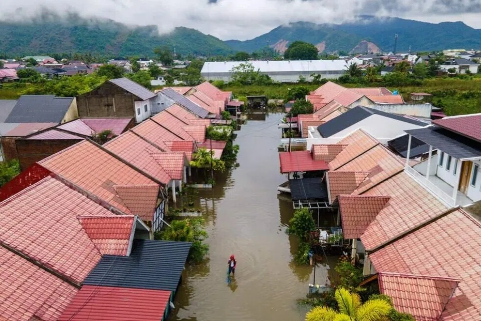 Menurut agensi meteorologi, risiko banjir meningkat di beberapa wilayah lain di Sumatera, termasuk Aceh dan Riau, dalam dua hari akan datang.