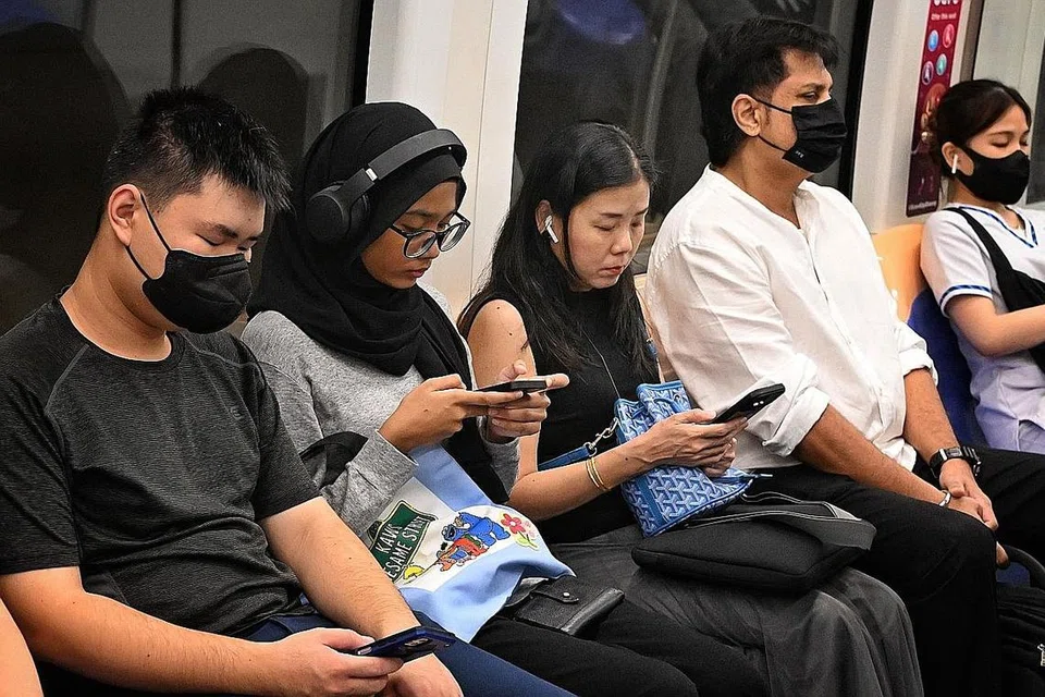 MASIH DIGUNAKAN: Beberapa penumpang di Pusat Tukaran Bas Punggol dan penumpang MRT (gambar atas) masih lagi menggunakan pelitup pada 13 Februari. - Foto-foto ST