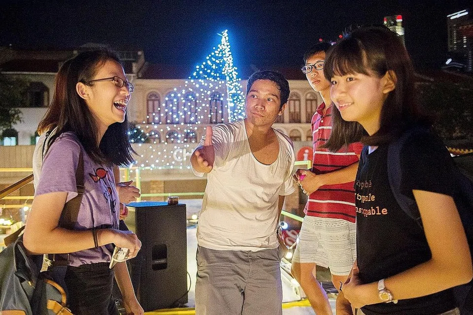 BERKONGSI SEJARAH: Seniman muda Muhammad Al Hafiz Sanusi (dua dari kiri) membawa peranan seorang tukang tilik dalam persembahan teater ringkas, 'Game of Fortune', bersempena acara 'Pop-Up Noise: Soul Searching'. Bersamanya ialah peserta bagi persembahannya itu. - Foto JOSEPH NAIR