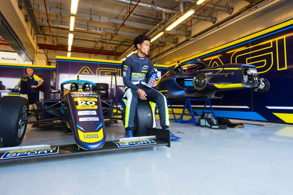 Nooris Gaafor perlu mengimbangi masa antara pengajian universiti dengan sukan lumba kereta.