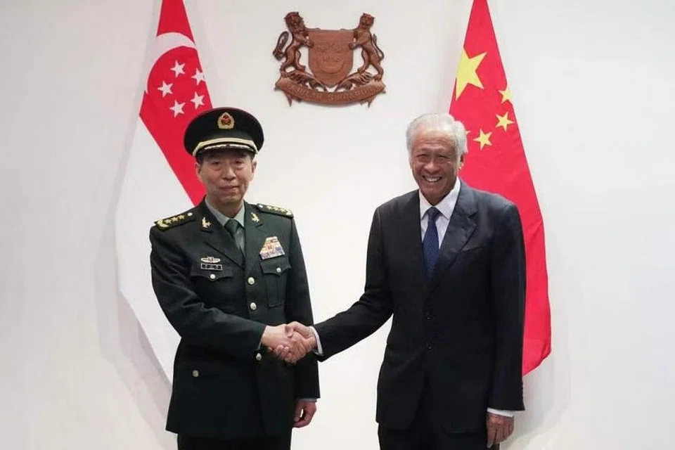 ERAT KERJASAMA: Menteri Pertahanan China, Encik Li Shangfu (kiri) dan Menteri Pertahanan, Dr Ng Eng Hen, bertemu secara rasmi buat kali pertama di ibu pejabat Mindef di Bukit Gombak pada Khamis. 