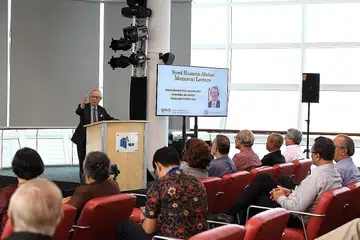 MEMPERINGATI CENDEKIAWAN TERSOHOR: Profesor Tommy Koh berucap di Ceramah Peringati Syed Hussein Alatas yang dianjurkan untuk tahun kedua pada 17 September lalu di Perpustakaan Negara. Acara itu turut dihadiri Anggota Parlimen GRC Jalan Besar, Profesor Yaacob Ibrahim (duduk di barisan depan, paling kanan); mantan Setiausaha Parlimen Kanan, Encik Yatiman Yusof; dan mantan Menteri Negara Kanan, Encik Zainul Abidin Rasheed. - Foto NUS