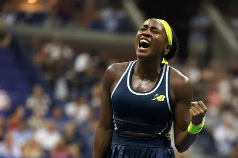 Coco Gauff dari Amerika Syarikat meraikan kejayaannya selepas memenangi perlawanan pusingan kedua Terbuka AS menentang Tatjana Maria dari Jerman 6-4, 6-0.