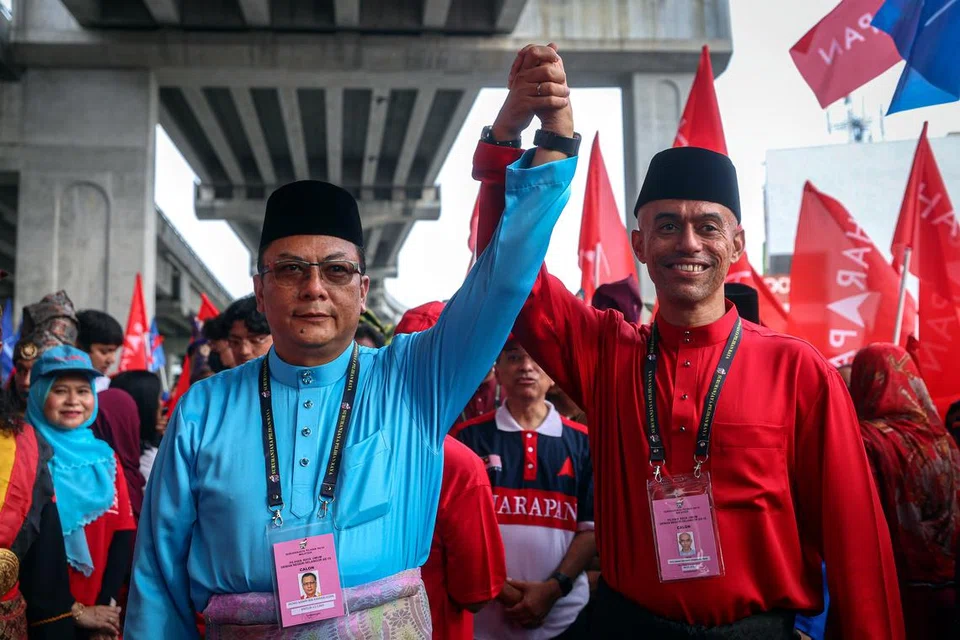 CALON PH: Calon Pakatan Harapan (PH) bagi Dewan Undangan Negeri (DUN) Lembah Jaya, Syed Ahmad Syed Abdul Rahman Alhadad atau Altimet (kanan), bergambar dengan calon bagi DUN Bukit Antarabangsa, Encik Mohd Kamri Kamaruddin, ketika hadir menyerahkan borang penamaan calon di Pusat Penamaan Calon pada Sabtu.