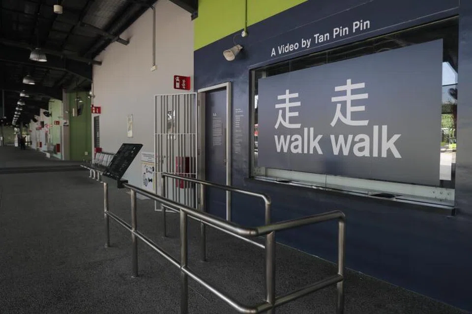JALAN-JALAN: Pameran dan video ‘walk,walk’ mendapat inspirasi daripada kegiatan berjalan kaki di Koridor Rel. Ia dihasilkan oleh seniman tempatan, Tan Pin Pin.