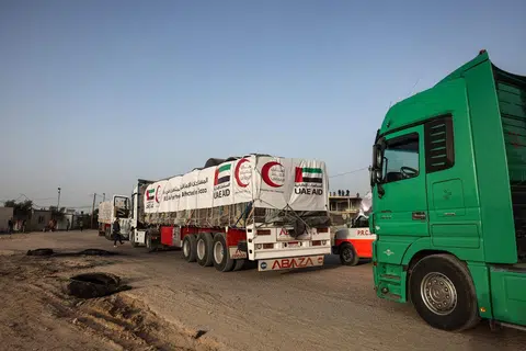 BANTUAN KEMANUSIAAN PERLU DITAMBAH: Trak-trak yang membawa bantuan kemanusiaan memasuki Gaza menerusi lintasan Rafah. Tetapi bantuan yang disalurkan jauh daripada mencukupi untuk memenuhi keperluan penduduk Palestin.