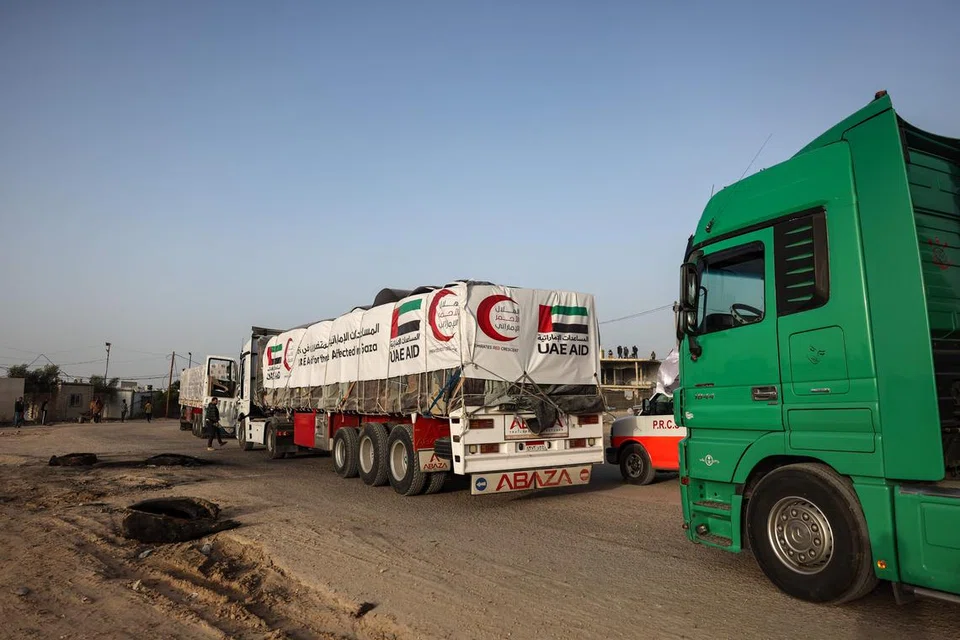 BANTUAN KEMANUSIAAN PERLU DITAMBAH: Trak-trak yang membawa bantuan kemanusiaan memasuki Gaza menerusi lintasan Rafah. Tetapi bantuan yang disalurkan jauh daripada mencukupi untuk memenuhi keperluan penduduk Palestin.