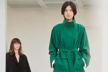 Koleksi ‘Uniqlo: C Spring/Summer 2024 by Clare Waight Keller’, menampilkan kot panjang ($169.90); pakaian panjang ($79.90); dan sandal putih ($39.90).