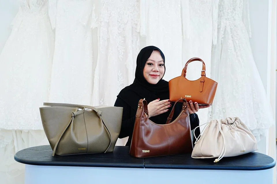 Selain menawarkan khidmat mak adam, Cik Yumi Ayummi, turut melancarkan beg rekaan sendiri.