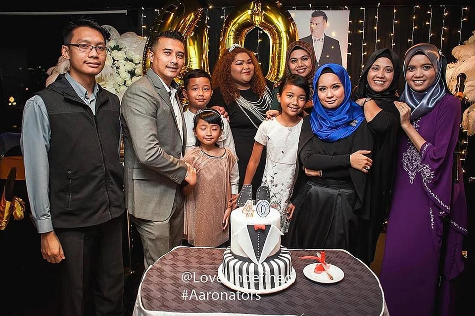 MENYAMBUT BERSAMA : Anggota jawatankuasa Aaronators bergambar bersama idola kesayangan mereka Aaron Aziz (dua dari kiri) serta isterinya, Diyana Halik (tudung biru) semasa meraikan ulang tahun ke-8 kelab peminat tersebut, tahun lalu. - Foto AARONATORS FAN CLUB