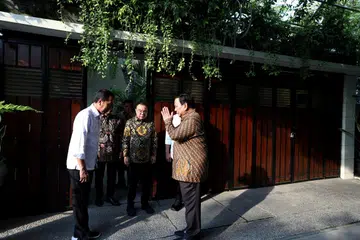 Bakal Presiden, Encik Prabowo Subianto (kanan), bertemu dengan Presiden Joko ‘Jokowi’ Widodo, pada 13 Oktober di Surakarta, Jawa Tengah, menjelang peralihan kuasa pada 20 Oktober