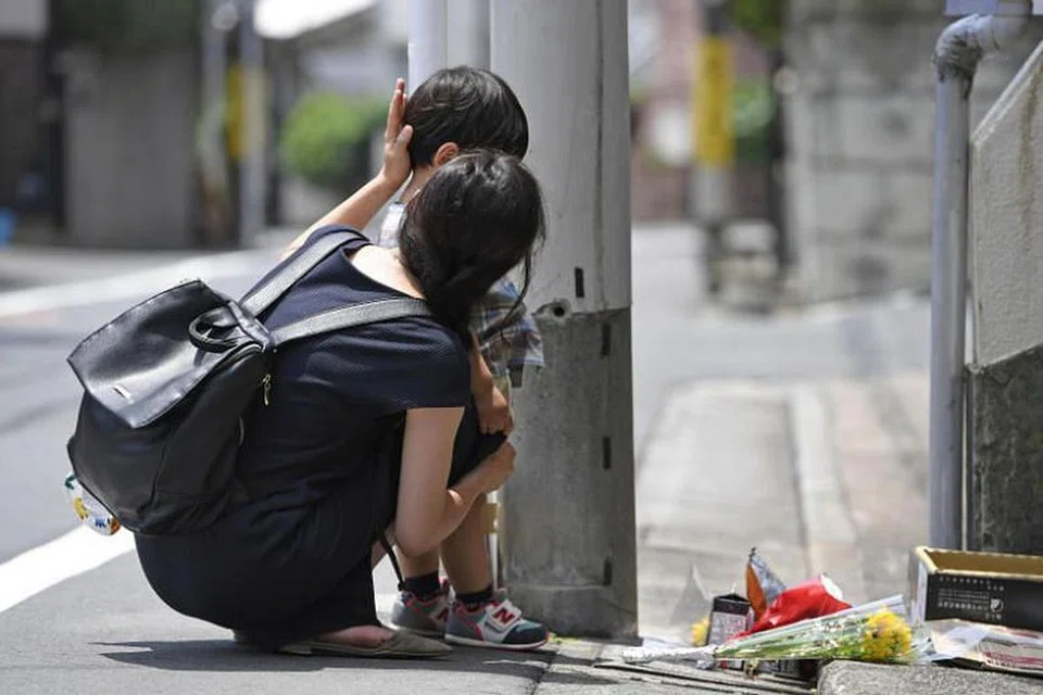 PENDERAAN KEJAM: Seorang ibu dan anaknya memperingati Yua Funato, 5 tahun, yang meninggal dunia selepas lama menderita akibat didera ayah kandungnya sendiri. Foto Reuters.