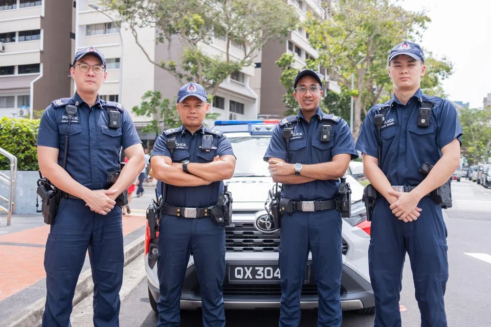 Atas keberanian dan semangat awam keempat-empat pegawai polis, (dari kiri) Sarjan Tong Siang Chong, Inspektor Balai (SI) Muhammad Aniq Rusli, Sarjan Mohamed Fayyaz Habibrahiman, dan Konstabel Khas (SC) Armand Wagner, Pasukan Pertahanan Awam Singapura (SCDF) akan menganugerahkan mereka Anugerah Penyelamat Masyarakat SCDF pada akhir Oktober.